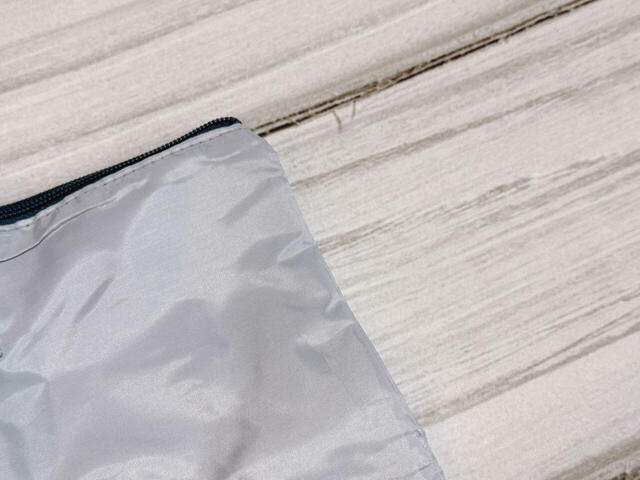 【Coleman付録：内側アルミシートの撥水加工バッグ】素材はポリエステル。厚手で丈夫な生地です