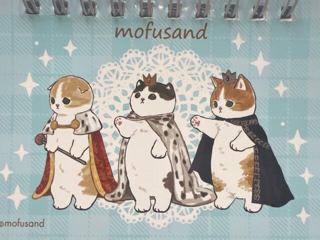 高貴な王様に変身したにゃんこたち。誇らしげな姿がかわいすぎ…!