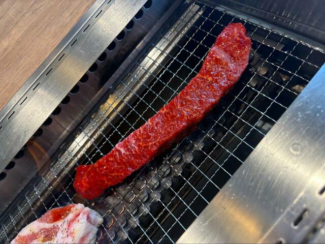 【プレミアムカルビ　壺漬けカルビ一本ステーキ（特製旨辛だれ)】網の上でじゅわっと焼かれるライブ感がたまらない！