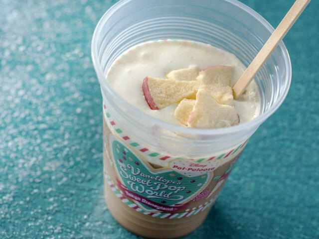 キャラメルチーズホイップティー(アップル) 700円|販売店舗:東京ディズニーランド「トルバドールタバン」「パン・ギャラクティック・ピザ・ポート」|ディズニー・パルパルーザ「ヴァネロペのスウィーツ・ポップ・ワールド」スペシャルメニュー