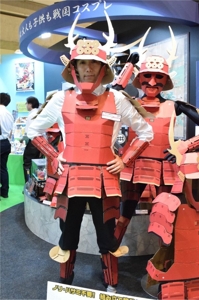 『着れちゃうダンボール　シリーズ』ショウワノート/大人用各2980円、子供用各2480円（発売中）