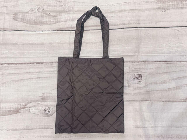 バックは装飾がないシンプルなデザイン