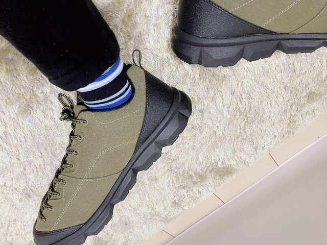 【ワークマン DIA高撥水シューズ アーバンハイク】ポップな靴下とも合います