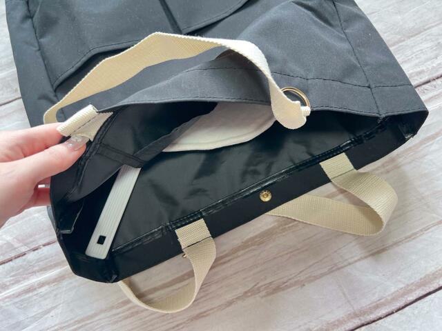 うちわカバー付きのうちわはメイン収納に入れれば、持ち手が飛び出しません