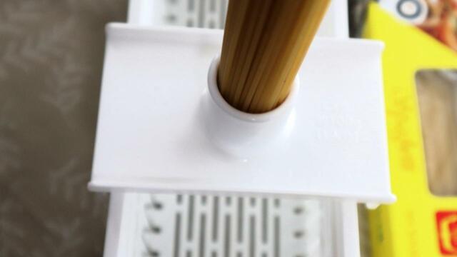 【ニトリ 1台10役スライサーセット・長方形】指ガードパーツの計量穴に乾麺を入れると、1人分の量（約100g）が量れます