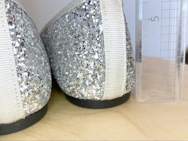 【GLOBAL WORK らくっション撥水バレエ】ヒールの高さはわずか0.5cmほど。長時間歩いても疲れにくいのが嬉しい♪