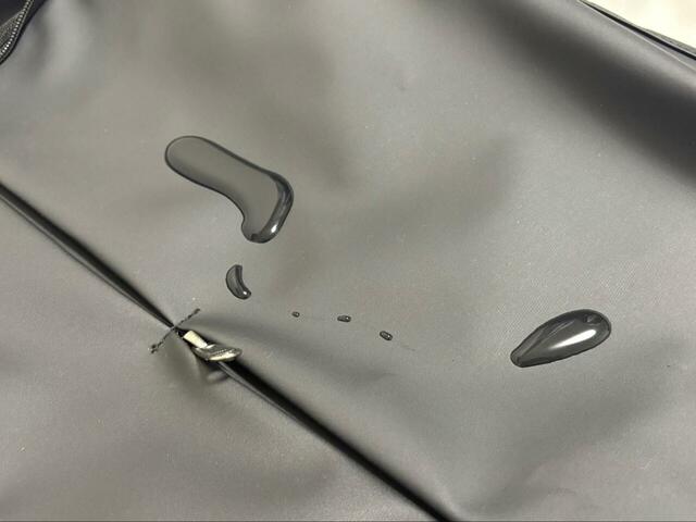 【ワークマン ベーシックバックパックⅡ】本体生地には防水機能付き!水を垂らしてみると見事に弾きました