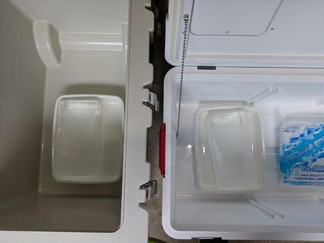 【アイリスオーヤマ HUGEL 真空断熱クーラーボックス60L（左）】1.7Lの同じサイズの氷を入れ、120Lサイズ（右）は容量を揃えるために約2キロの保冷剤を設置しました