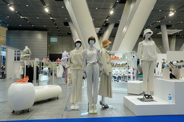 「2024年 ワークマン春夏新製品発表会」ナチュラルテイストのホワイトコーデ