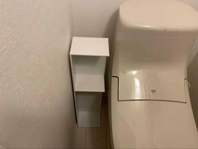 【山崎実業 tower スリム トイレラック ホワイト】シンプルなデザインなので変に目立ちません
