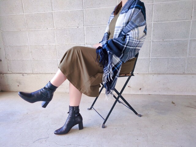 【UNIQLO コットンブレンドフレアワンピース（長袖）】ストールを羽織ればカフェのテラス席などにもぴったり