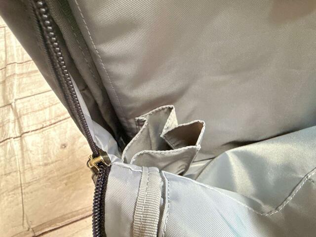 メイン収納にはボトルホルダーもついています