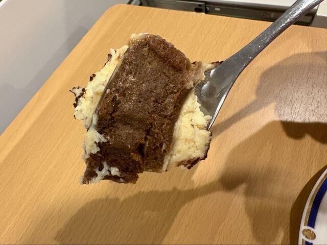 【ロピア 天使のふんわりティラミス】スプーンですくうと、中のしっとりしたスポンジとクリームが一緒にすくえます！