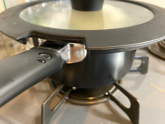 【ガス火 そそぎやすいミルクパン(14cm KN2)】持ち手が少し下についているので手持ちの蓋が使える！