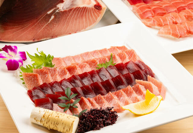 「マグロ食べ比べコーナー」<期間:2026年5月8日〜6月30日>【【6,600円〜】巨大な“生ハム原木”が登場!こだわりの生ハム創作料理はもちろん「カニ」や「ステーキ」も心ゆくまで食べ放題!】