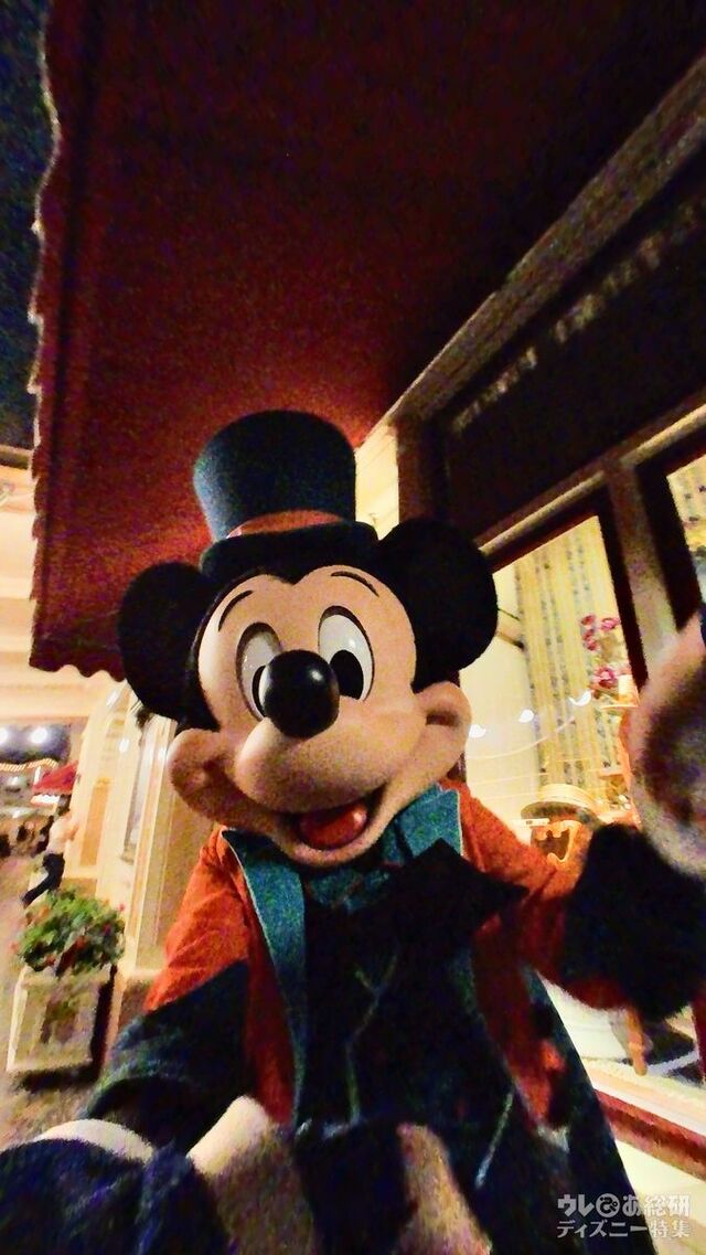 夜間屋外でのグリーティングはこのくらいザラつきます。