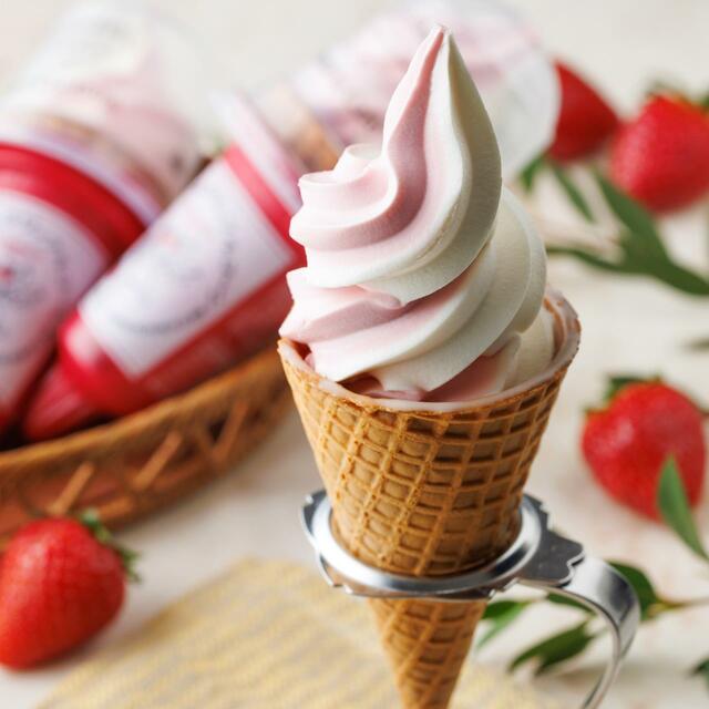 「Uchi Café×ICHIBIKO　いちごミルクワッフルコーン」　税込300円【ICHIBIKO×ローソン】