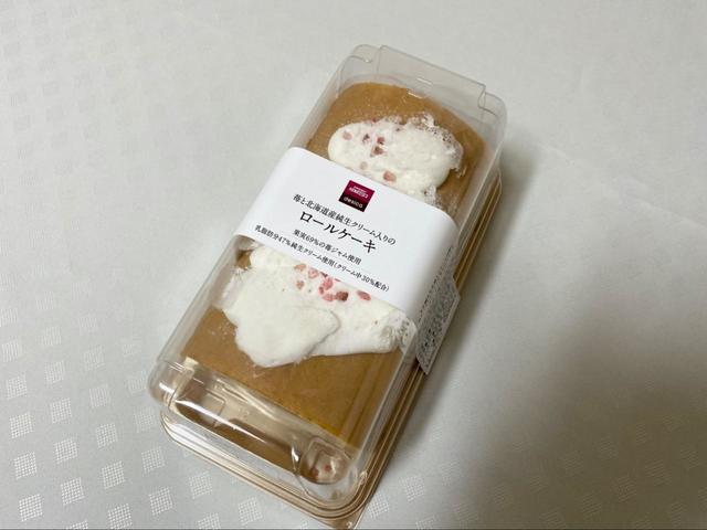 【成城石井 苺と北海道産純生クリーム入りのロールケーキ】生クリームと苺の相性ぴったり