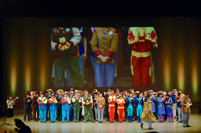 それぞれのパークコスチュームで授賞式に参加