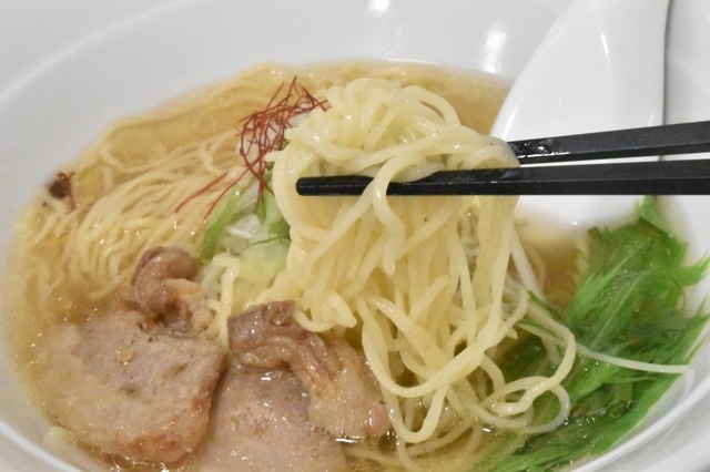 麺は細麺の縮れを手もみしてから提供