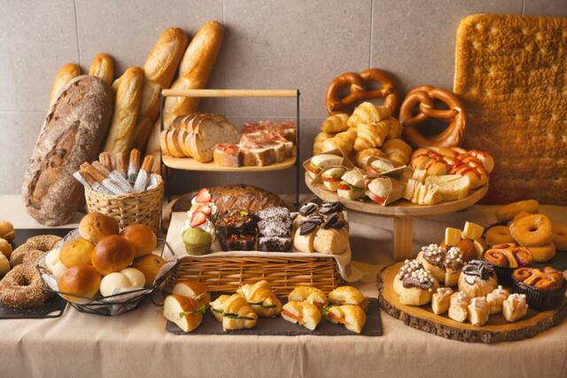 「焼きたてパン食べ放題メニュー」<期間:2025年6月20日〜>【渋谷「Pepper PARLOR」で“焼きたてパン全30種”が食べ放題!選べるメインは「グリルチキン グレービーソース」など全4種類!】