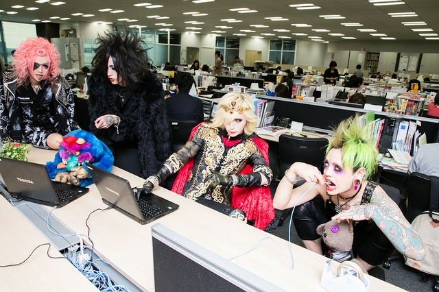 編集部のPCで会議を始める（風の）MEJIBRAYのみなさん