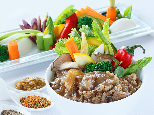 近江牛の牛丼です！ お好みの野菜をのせてヘルシーに