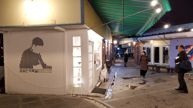 個性的なデザインの店舗が集まる『青年モール』