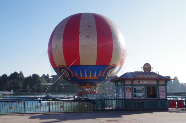 気候が安定していれば飛んでいる気球を客室で見ることができます。