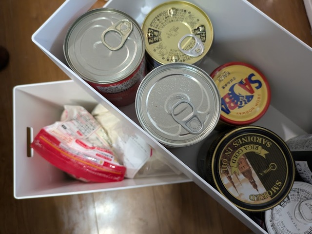 【山崎実業 蓋つき収納ボックスワゴン】ストック食材の保管場所としても活躍!上段のSサイズには缶詰類、下段のLサイズには薄力粉など粉類を入れてみました