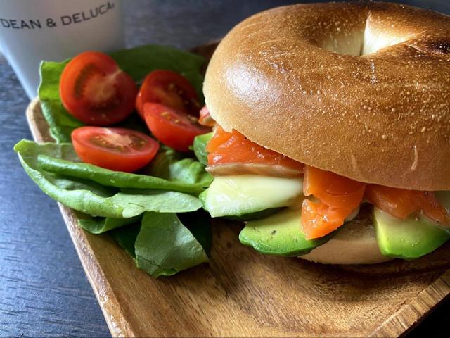 【カインズホーム アカシアスクエアプレート 16cm】ベーグルサイズだと野菜も載せられます