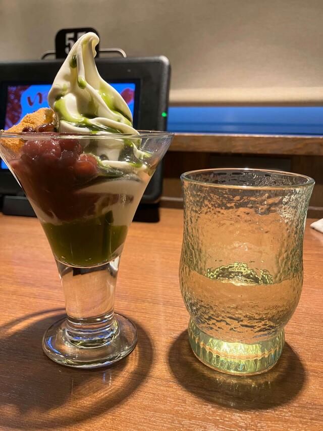 お冷と比べると、大きさはこれくらい。【びっくりドンキーの抹茶スイーツ】