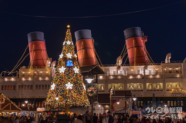 スペシャルカクテル（¥980）を提供中の「テディ・ルーズヴェルト・ラウンジ」は、S.S.コロンビア号内に。周辺は、夜はクリスマスのイルミネーションに輝く