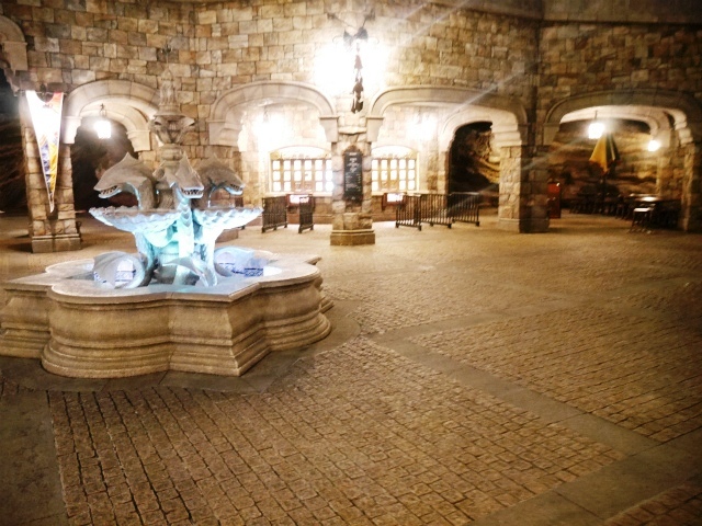 人通りの少ないフォートレスで静かに流れる噴水。©Disney