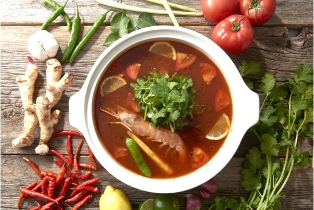 香草が食欲をそそるトムヤムクン×ラム×パクチー鍋の美味しさの秘訣！