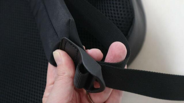 【無印良品 肩の負担を軽くする撥水ナイロンビジネスリュックサック】リュックを背負ったまま、ショルダーベルトの下部の留め具で長さ調節が可能です