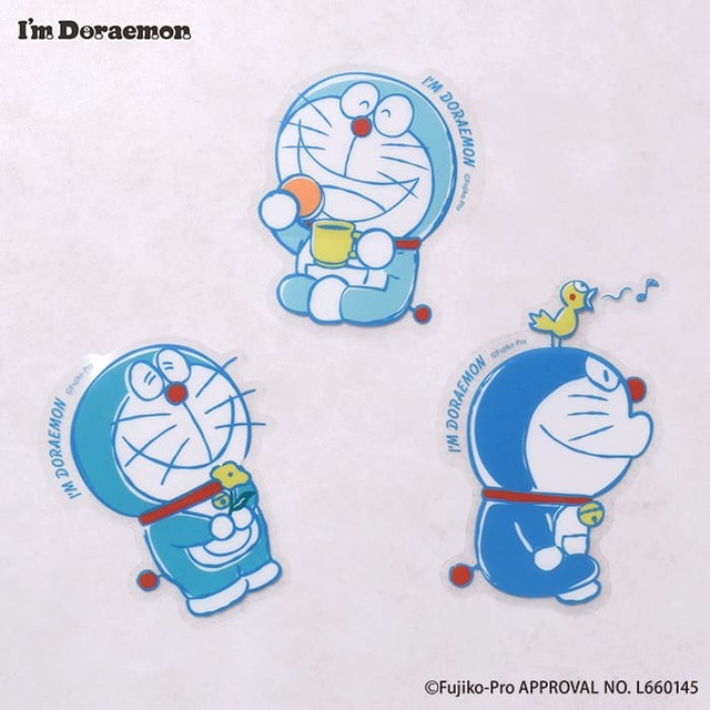 【ドラえもん】「I’M DORAEMON/クリアステッカー」¥385／思わずほっこりするドラえもんの表情に注目！