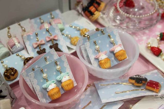 「Sucre Poison」のソフトクリームのピアス。