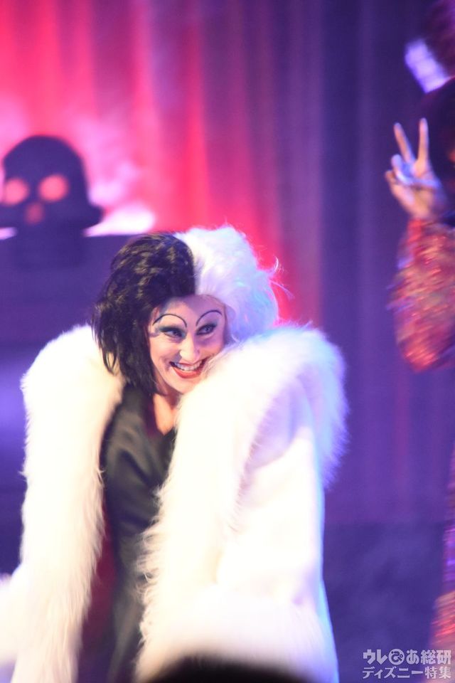 クルエラはファッションショーかのようにクールに歩いてきました