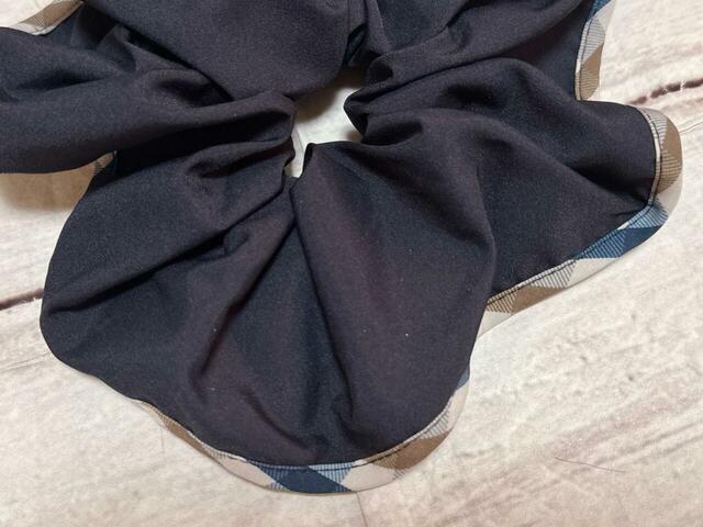 シュシュの素材はマットな質感のポリエステル