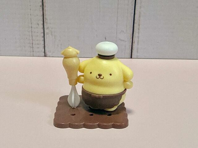 【チョコサプ サンリオキャラクターズ】プリンはパティシエに扮しており、コック帽とエプロンを身につけた姿で登場!
