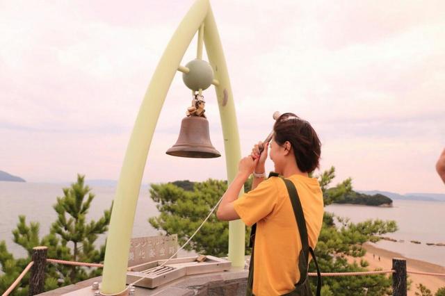 ひとりで鳴らしましたよ!「幸せの鐘」（2018年） 提供:宮澤佐江