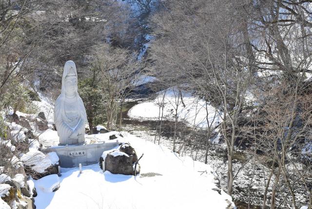 五百川沿いにある観音像「あたみ観音」