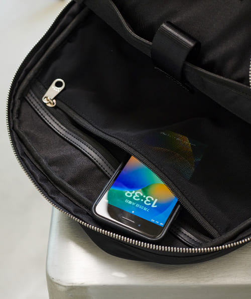 【ÉPOR・Pac Sac】フラップ裏に中身が視認しやすいメッシュポケットが1個。