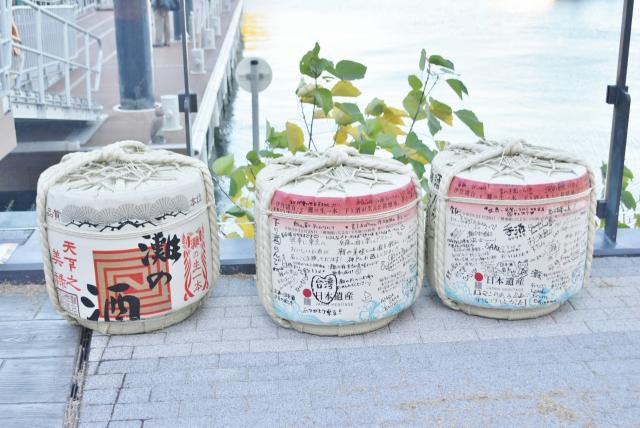 たくさんのメッセージが寄せられた樽