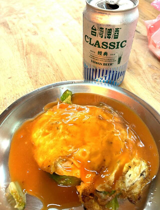 【台湾6泊7日食べ歩きの旅②台北編】小さな牡蠣とたっぷりの卵に秘伝のタレがかかった阿吉の蚵仔煎。家族のメンバー全員が焼けるそうだが、タレの調合は門外不出だとか