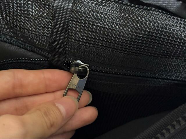 【ワークマン　ベーシックボディバッグ】内部のポケットにもYKKのファスナーが使用されています