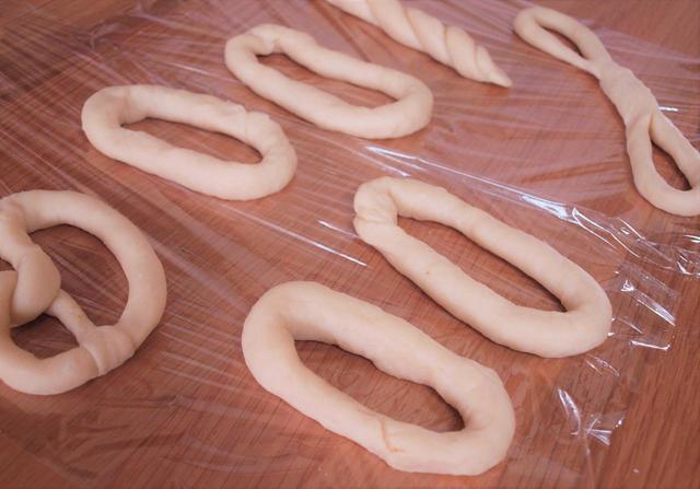 ドーナツの形は、細長くしたり、ねじったりと自由自在