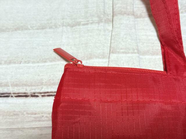 開口部にはファスナー付き！