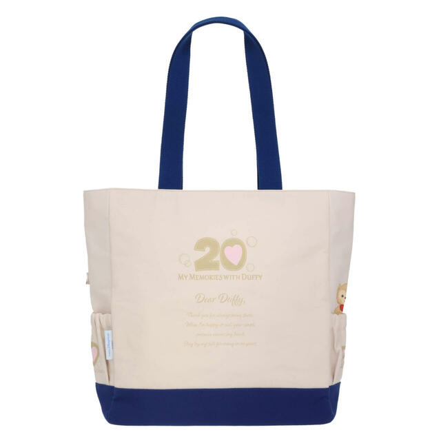 トートバッグ 5,000円|東京ディズニーリゾート「ダッフィー&フレンズ20周年:カラフルハピネス」過去のアートがデザインされたスペシャルグッズ|販売店舗:東京ディズニーシー「マクダックス・デパートメントストア」|発売日:2025年12月18日(木)